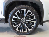 純正のアルミホイール装着車です。タイヤサイズは215/50R18です。