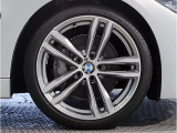 【BMWアロイホイル】軽量かつ強度に拘ったアロイホイル。走行性能ポテンシャルを引き出す設計。車の足元を引き締めてくれる大きなポイントはアロイホイルです。