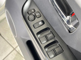 【電動格納ミラー】サイドミラーは電動格納式となっており、狭い駐車場でもキズがつくリスクを抑えられます。