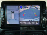 ギアを『R』に入れるとナビ画面に、まるで雲の上から覗いているような映像が映り、駐車をサポートしてくれます。