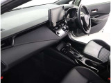 シックな色使いの運転席周りですね。すっきりとしたデザインで上品な色使いです。居心地の良い運転席長く座ってられるリラックスできるデザインがいいですね。