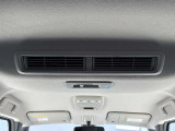 車内の空気を循環し後席まで素早く快適にしてくれるシーリングファン(プラズマクラスター搭載)♪暑い季節もムラなく涼しく、快適さがUP!エアコン前に扇風機を置くと効率が良いと言われる、あの発想ですw