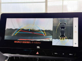 【バックガイドモニター】車両後方の映像をナビ画面に表示し、駐車などの後退操作をサポートします。