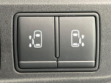 【両側パワースライドドア】スマートキーや運転席のスイッチで後席両側スライドドアの開閉が可能♪電動だから力を入れてドアを開ける必要が無く、小さなお子様でも簡単に開け閉めでき快適です♪