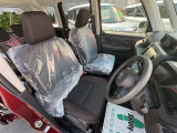 運転席周りです。シートは布製で汚れが目立ちにくいお色となっています。
