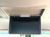 【フリップダウンモニター】大画面モニターで後席でもエンタメをお楽しみいただけます。小さなお子様にも大人気の装備です♪