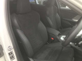 【コックピットシート】BMW車の主役席。車体中央にくる様に配置し車両重心とが一致する事でドライバーと車との一体感あるドライビングを実現。人間工学に基づき形成した形状が長時間のドライブ疲労も軽減します!