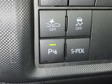 コーナーセンサーを車の前後に装備。障害物までの距離に応じて警告音を変えてお知らせ。縦列駐車時や駐車場・車庫などでの取り回しをサポートします。詳細は販売店スタッフまでおたずねください。