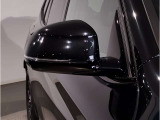 BMWのミラーは車種によって異なりますがレーンチェンジウォーニングが装備されております。詳しくは当店スタッフまでお問い合わせくださいませ。