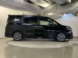 運転席側も電動スライドドアになってます。ショッピングなどでのお買い物時手がふさがっていてもドアに軽く触れるかリモコンで開閉できるので便利です!