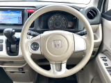 インテリアに合わせたデザインのステアリングは、運転される方のことも考え、運転しやすい形状、大きさです。是非一度、実際に触ってお確かめください。