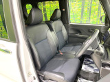 運転席まわりには十分なスペースがあり、大柄な方でもゆったり運転していただける環境です。