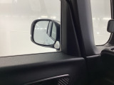 【サイドアンダーミラー】助手席側ドアミラーの下部についております。停車時・発進時などに車両左側の死角になった部分を確認するときに役立ちます。