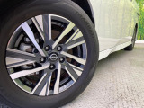 【純正16インチアルミホイール】外観にマッチした純正アルミホイールを装着しております。各種社外アルミホイールや、スタッドレスタイヤも取扱いしております。是非ご相談ください♪