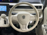 インテリアに合わせたデザインのステアリングは、運転される方のことも考え、運転しやすい形状、大きさです。是非一度、実際に触ってお確かめください。