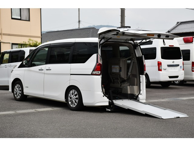 セレナ 2.0 X チェアキャブ スロープタイプ 車いす2名仕様 