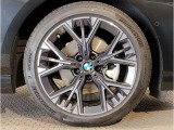 BMWの純正アロイホイールは軽量かつ強度にも優れているホイールで走行性能を引き上げる設計になっております。足元にもBMWは妥協がなくこだわっている個所になります。