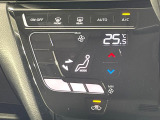 【オートエアコン】一度お好みの温度に設定すれば、車内の温度を検知し風量や温度を自動で調整。暑い&hellip;寒い&hellip;と何度もスイッチ操作をする必要はありません。快適な車内空間には必須の機能ですね♪