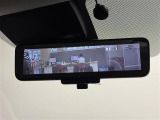 【インテリジェントルームミラー】後方に設置されたカメラの映像がルームミラー型の液晶画面に送出されます。トランク内の荷物が満載でも、視界が妨げられることはありません。