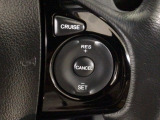 【クルーズコントロール】アクセルペダルを踏まずに一定の車速で走行できますので、高速道路など加減速の少ない道で便利です♪長距離ドライブの疲れを軽減してくれる、嬉しい装備ですよね♪