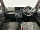 【インパネ】運転のしやすさを最優先に設計された見晴らしの良いフロントビュー。車両間隔が掴みやすく狭い道でも安心♪「安全」と「品質」を最優先に、安心してお乗りいただけるクルマを提供いたします。