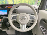 インテリアに合わせたデザインのステアリングは、運転される方のことも考え、運転しやすい形状、大きさです。是非一度、実際に触ってお確かめください。