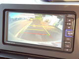 【バックカメラ】駐車時に後方がリアルタイム映像で確認できます。大型商業施設や立体駐車場での駐車時や、夜間のバック時に大活躍!運転スキルに関わらず、今や必須となった装備のひとつです!