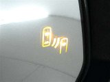 隣車線を走る車両をレーダーで検知し、ドアミラーでは確認しにくい後側方エリアに存在する車両に加え、急接近してくる車両も検知します。車両を検知するとドアミラーに搭載されたLEDインジケーターが点灯します。