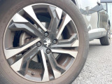 ●純正17インチアルミホイール:輸入車ならではの卓越した走りを支えるホイールと足回りです!日本車の走りに慣れている方にもぜひ体感して頂きたいほど、高いレベルでまとまっています!