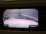 目視では確認しづらい車両後方を表示するバックモニターが装備されています。スムーズな車庫入れや縦列駐車をサポートします。