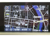 視線移動の少ない位置にセットされたメーカーSDナビ。CD・DVD・SD・高画質で鮮明な映像が楽しめるフルセグTV対応です。ナビ画面連動のETC2.0搭載。利用日や料金の確認がモニターで出来て便利ですよ