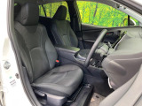 運転席まわりには十分なスペースがあり、大柄な方でもゆったり運転していただける環境です。