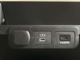 アクセサリーソケット。  充電用USB端子付き。スマートフォンなどの充電に便利です。  HDMI端子。