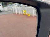 【ブラインドスポットモニタリング】走行中、ドアミラーの死角になりやすい箇所に後続車が接近するとサイドミラー付近に警告を表示、ドライバーに注意喚起をしてくれます。