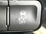 【横滑り防止装置】車両の横滑りを感知すると、自動的に車両の進行方向を保つように車両を制御します。雨の日など滑りやすい路面状況でも安全な運転が可能です。