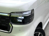 【LEDヘッドライト】悪天候や夜間走行時も良好な視界を確保し安心して運転できる高輝度LEDヘッドライトを装備!点灯速度が早く、消費電力も抑えられています。