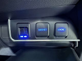 充電用USB端子付き。スマートフォンなどの充電に便利です。