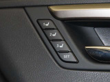 運転席は三人分のシートポジションを記憶します。