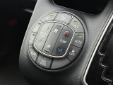 【左右分離型フルオートエアコン】運転席と助手席でそれぞれお好みの温度設定が可能で全席にも適切な空調をお届け致します。