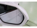 BSMを装備。さらに、バック出庫の際に左右からの接近車両を検知するRCTA、後方状況をカメラで検知し注意喚起するRCDがミラーのインジケーターの点滅と警報音で警告して安全確認をサポートしてくれます。
