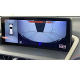 パノラミックビューモニターを装備。駐車場や交差点でクルマを真上から見るように周囲を確認できます。機能の詳細は販売店スタッフまでおたずねください。