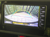 【バックカメラ】駐車時に後方がリアルタイム映像で確認できます。大型商業施設や立体駐車場での駐車時や、夜間のバック時に大活躍!運転スキルに関わらず、今や必須となった装備のひとつです!