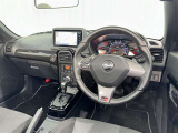 運転席まわりです。 各操作スイッチは使いやすい位置に配置されてます。