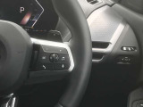 【ハンドル】ドライバーとBMW車の一体感がダイレクトに伝わるステアリングホイール。形状・太さへの拘りに加えて、操作性を高める為にスイッチ類も配置。クイックかつ安定のドライビングを体感下さい!