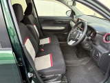 ベンチシートで運転席からジョシュセキへの移動も楽々です。
