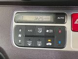 【オートエアコン】一度お好みの温度に設定すれば、車内の温度を検知し風量や温度を自動で調整。暑い&hellip;寒い&hellip;と何度もスイッチ操作をする必要はありません。快適な車内空間には必須の機能ですね♪