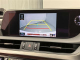 車庫入れなど後進運転時に死角をモニターで確認ができて安全です♪ ステアリング操作の参考になるガイド線も表示しますので車庫入れがニガテな方も安心ですネ!