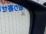 【ブラインドスポットモニタリング】走行中、ドアミラーの死角になりやすい箇所に後続車が接近するとサイドミラー付近に警告を表示、ドライバーに注意喚起をしてくれます。
