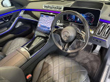 メルセデスのシートは、少し硬めに出来ておりますので、長時間の運転でも疲れにくく、安全にドライビングをお楽しみ頂けます