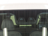 安全装備次世代スマートアシスト付です。毎日の運転で感じる不安や緊張を減らしヒヤッとするシーンの回避をサポートします。みんなに安全・安心を。